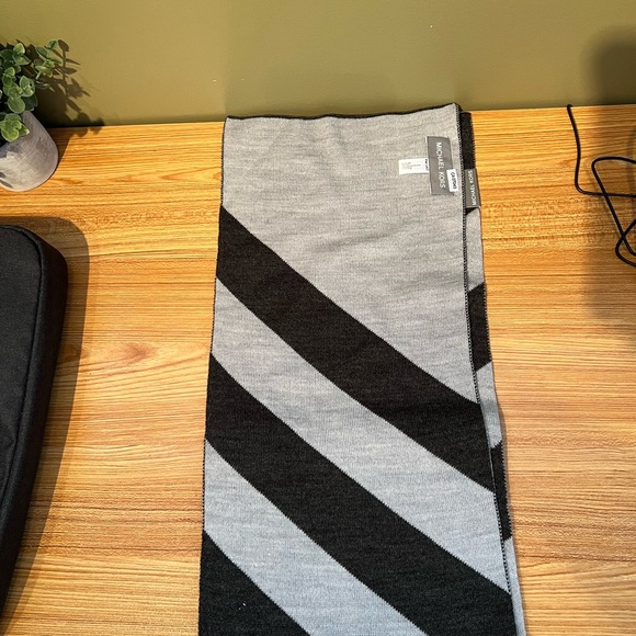 Michael Kora Branded Scarf - Never used - Picture 2 of 5